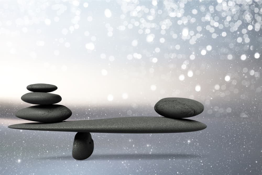 Además te brinda favores en todo lo relacionado con juicios y representa la justicia y el equilibrio en tu vida.