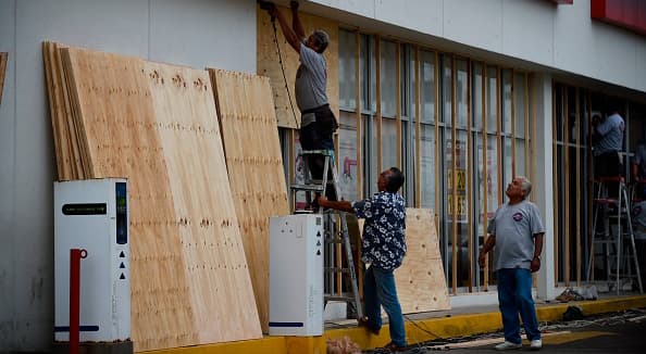 Departamento de Bomberos envía personal para ayudar con la respuesta con el huracán Laura y el sistema Marco