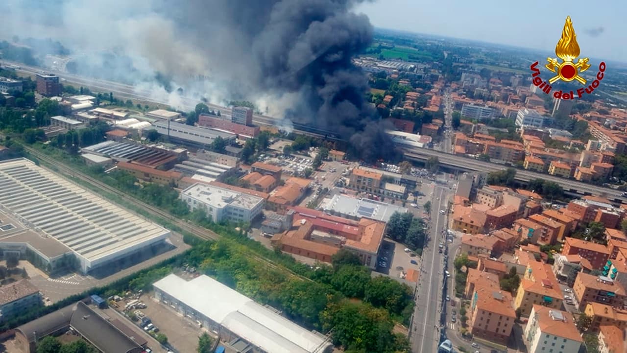 El camión explotó en el barrio de Borgo Panigale, cerca del aeropuerto, y afectó a otros vehículos cercanos.