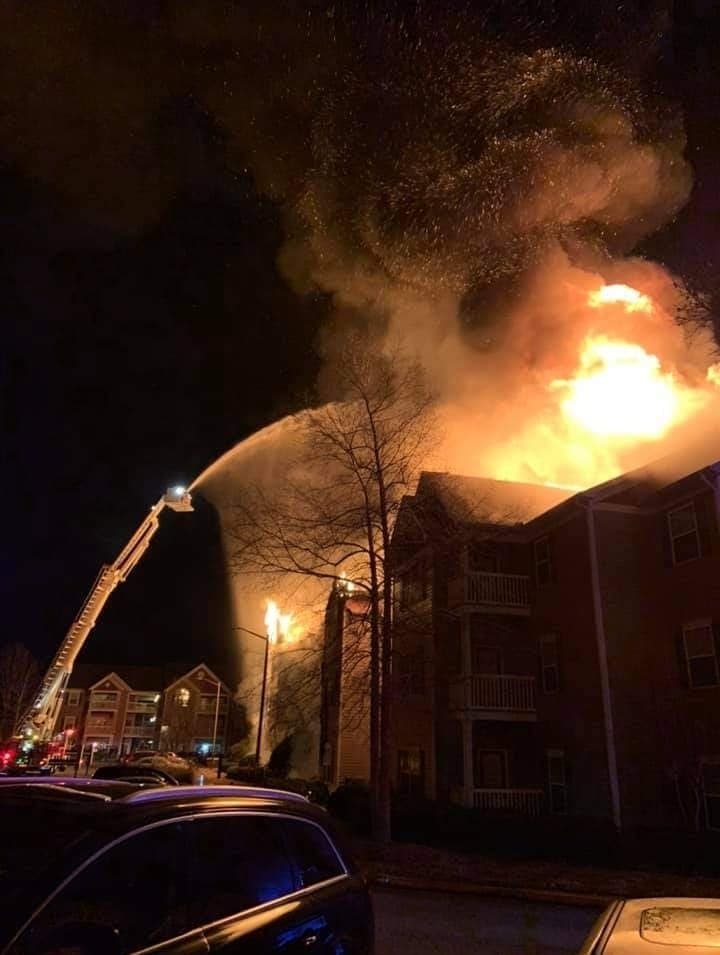 El incendio se registró en horas de la madrugada del domingo y se extendió por varias horas.