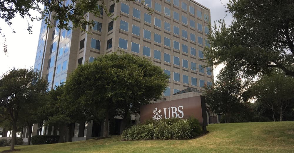 Varios bancos de Texas han sido mencionados en documentos judiciales, como parte del esquema de lavado de dinero de Los Zetas. UBS fue incluido en la acusación contra el empresario mexicano Guillermo Flores Cordero, quien se declaró culpable.