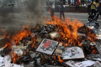 En la ciudad de Oaxaca, otros maestros de la CNTE y encapuchados irrumpieron en las oficinas locales del PRI, de donde sacaron papelería, muebles y otros objetos que luego incendiaron.