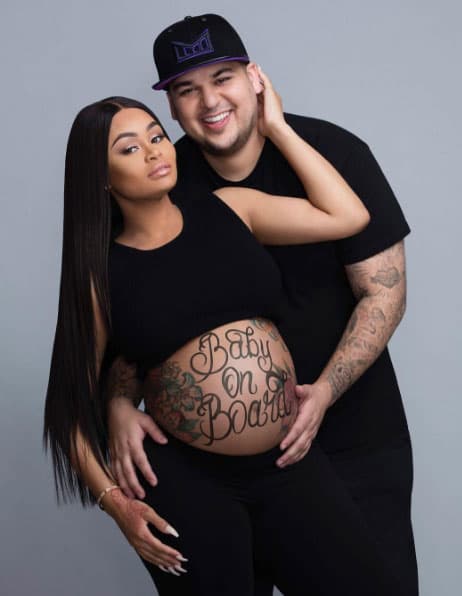 Y no es que sirva de consuelo, pero Khloé Kardashian no es la única en su familia que es víctima de una infidelidad ante los ojos del mundo. Su hermano Rob Kardashian protagonizó un incidente similar, cuando tenía planes de boda con Blac Chyna.