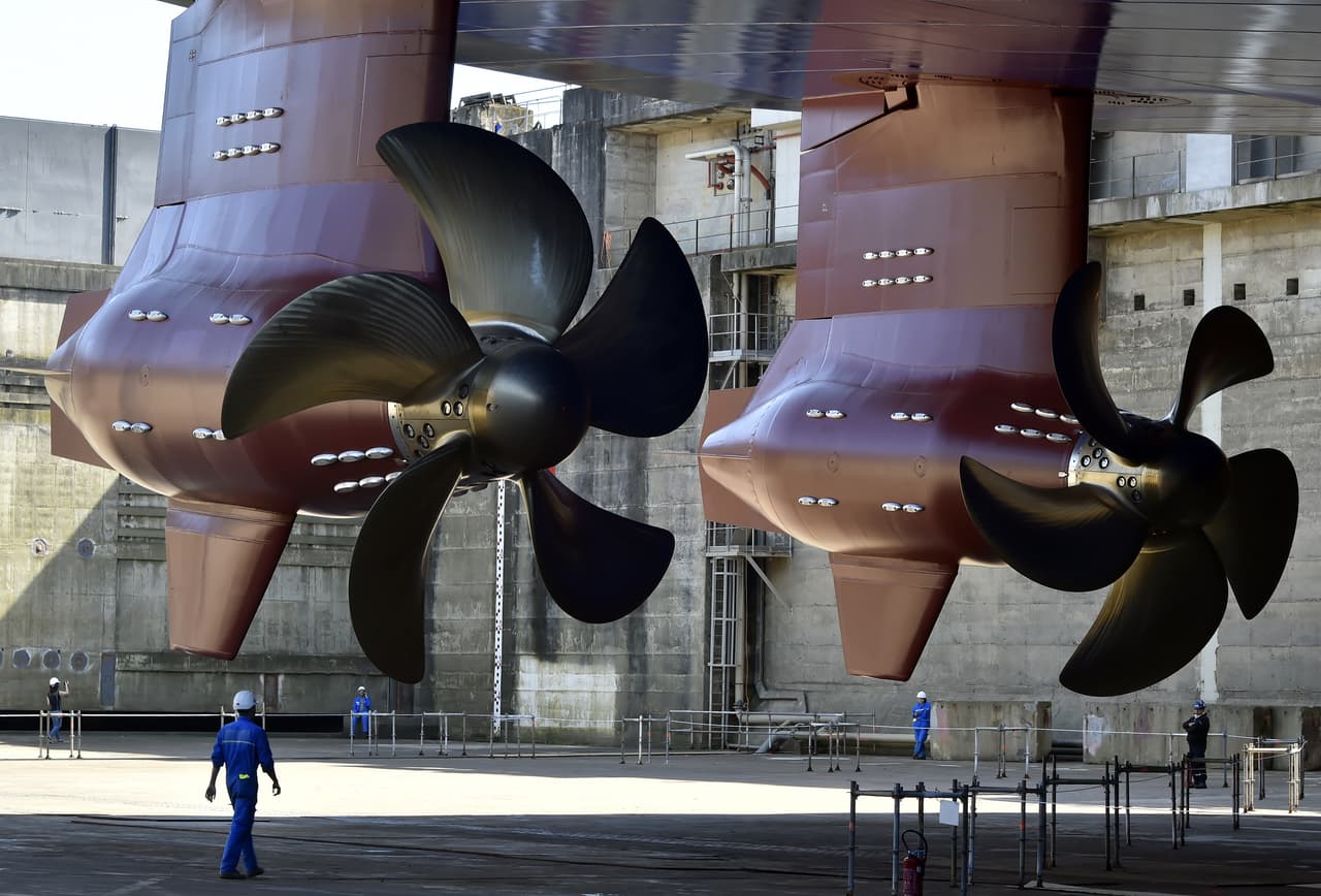 Las dos gigantescas propelas que impulsan al crucero durante su fabricación
