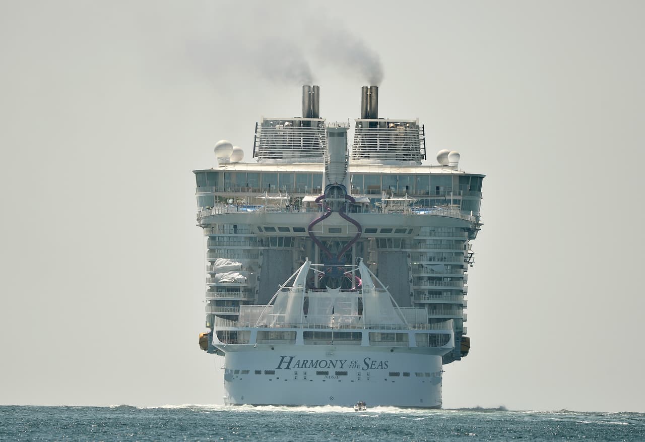 Una a vista hacia la popa del enrome barco en su paso por Saint-Nazaire, Francia