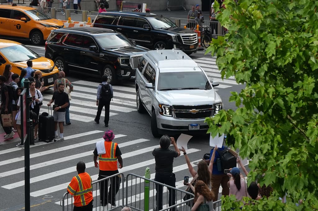 Un camión que, según se cree, transporta a la cantante Taylor Swift llega al Madison Square Garden antes de la boda.