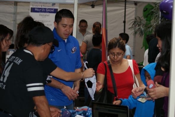 Miles se dieron cita a la octava edición de la Feria Para Aprender, en donde la comunidad hispana recibió información sobre educación en todos los niveles.