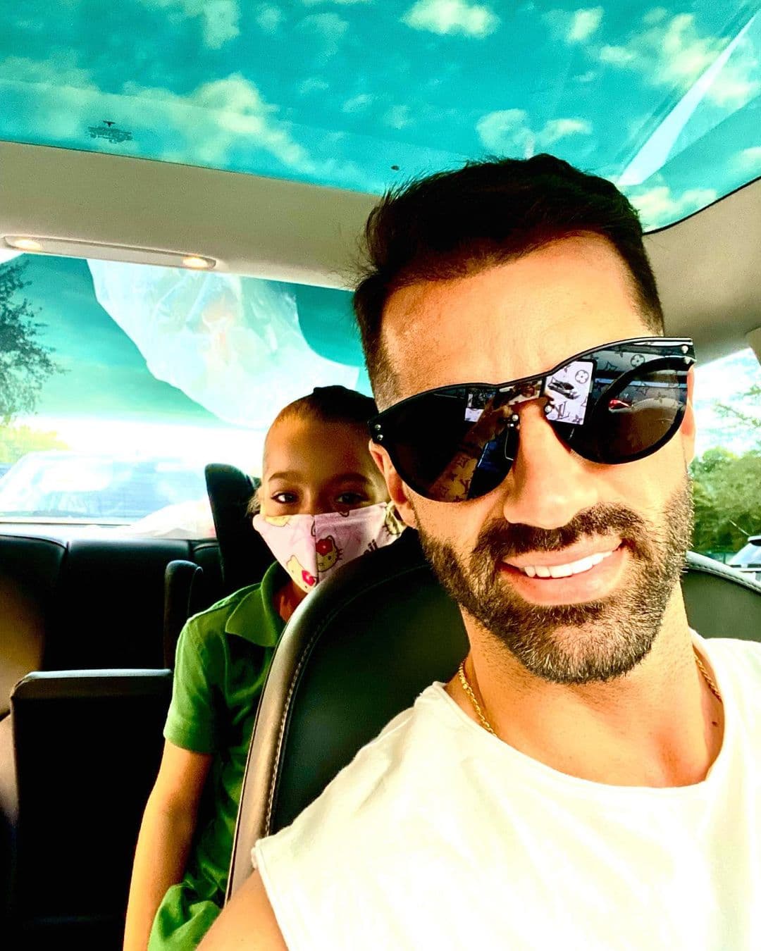 Costa es uno de los papás más dedicados del mundo artístico, pues cada que puede presume en redes sociales sus aventuras junto a su nena.