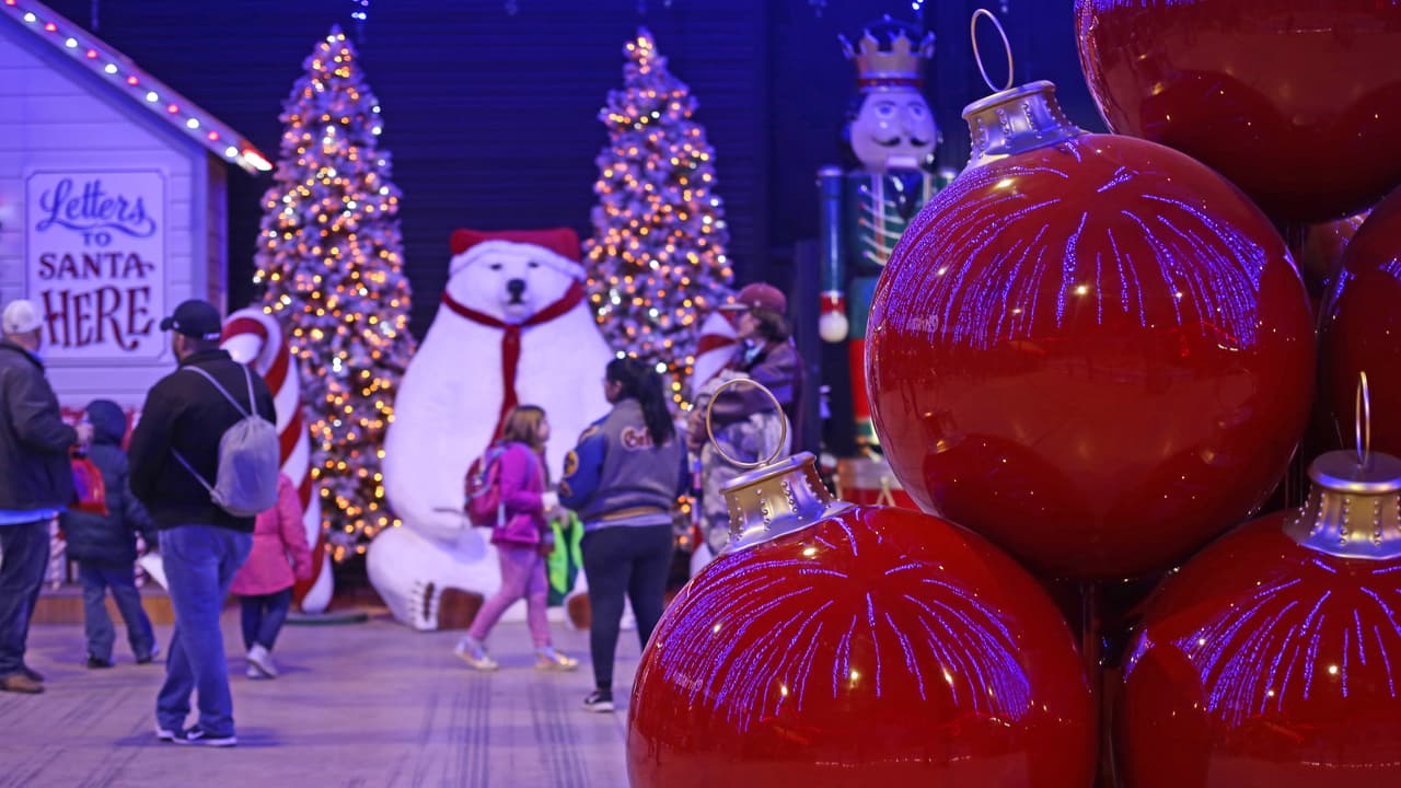 Soldaditos cascanueces, bolas navideñas, osos polares, árboles de Navidad y tambores son parte de la decoración del lugar, pero en tamaño gigante.