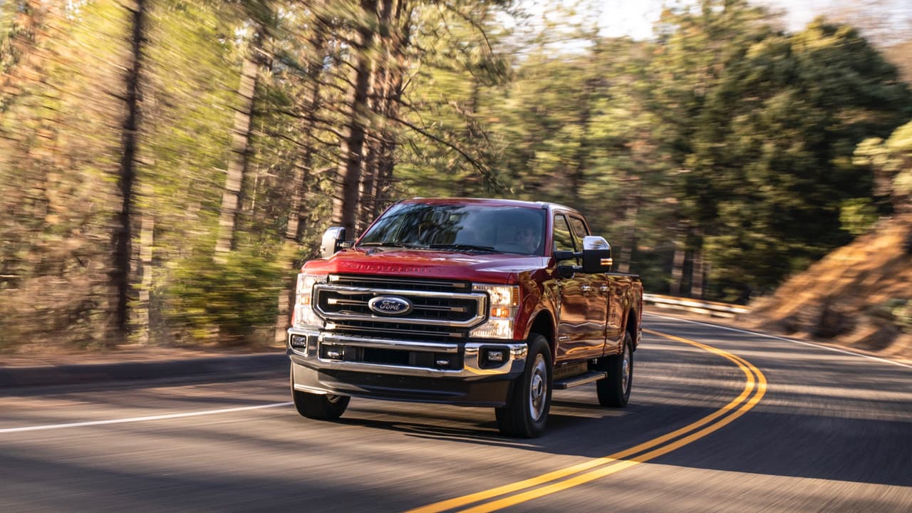 Como siempre, la Ford Serie-F Super Duty llega en tres sabores, la
<b> F-250</b> (en la imagen en versión King Ranch), la 
<b>F-350</b> y la F
<b>-450</b>. Mientras más alto en número de la denominación, mayor es la capacidad de carga y remolque.