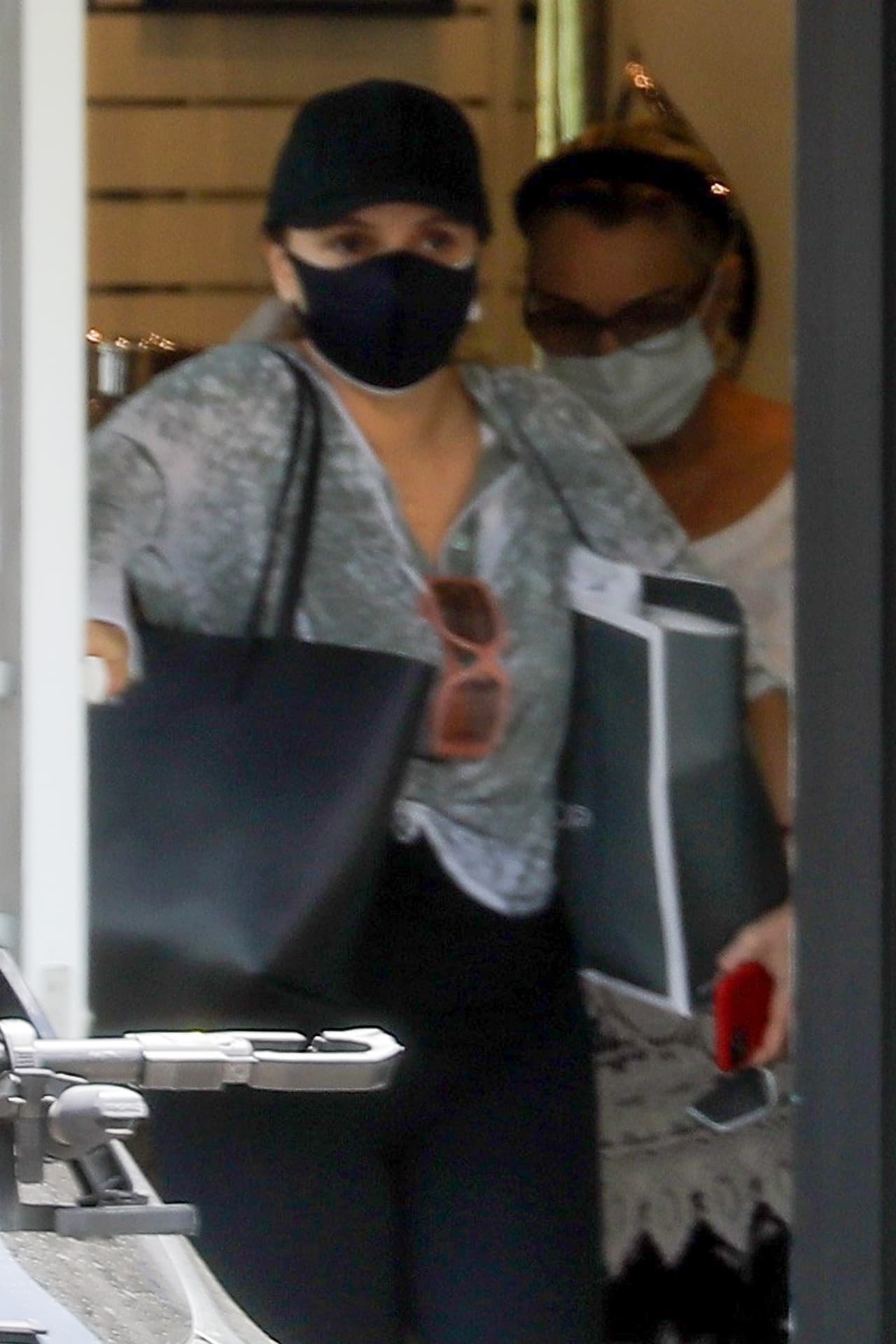 La actriz fue vista llevando bolsas de las tiendas departamentales en las que compró.