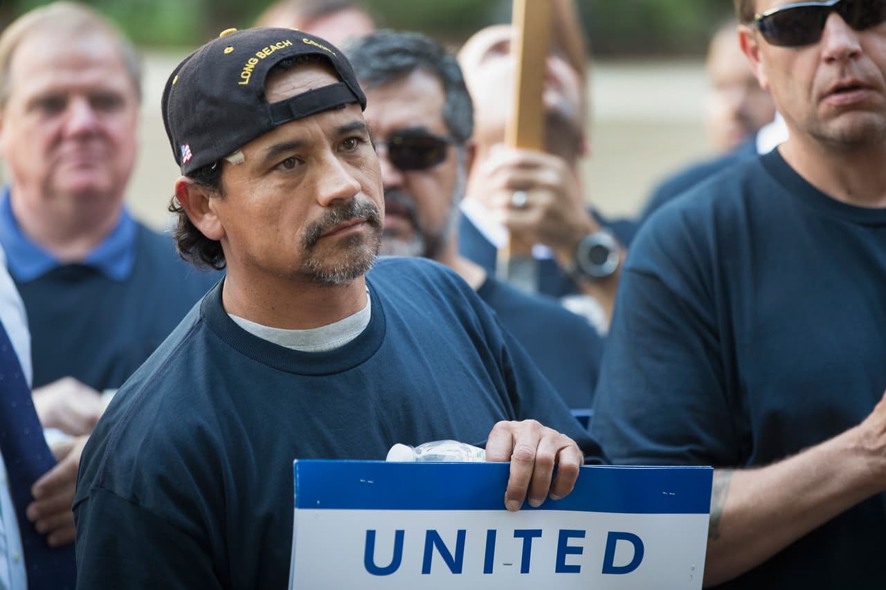 Trabajadores de United Airlines protestaron ese miércoles afuera del Willis Tower sobre las condiciones de su contrato de trabajo que les ha sido aplicado desde 2013, especialmente en el tema de salarios, beneficios y planes de jubilación. De acuerdo con el sindicato, el objetivo de la protesta es "alertar a los inversores y a los consumidores de las turbulencias que se acercan".
