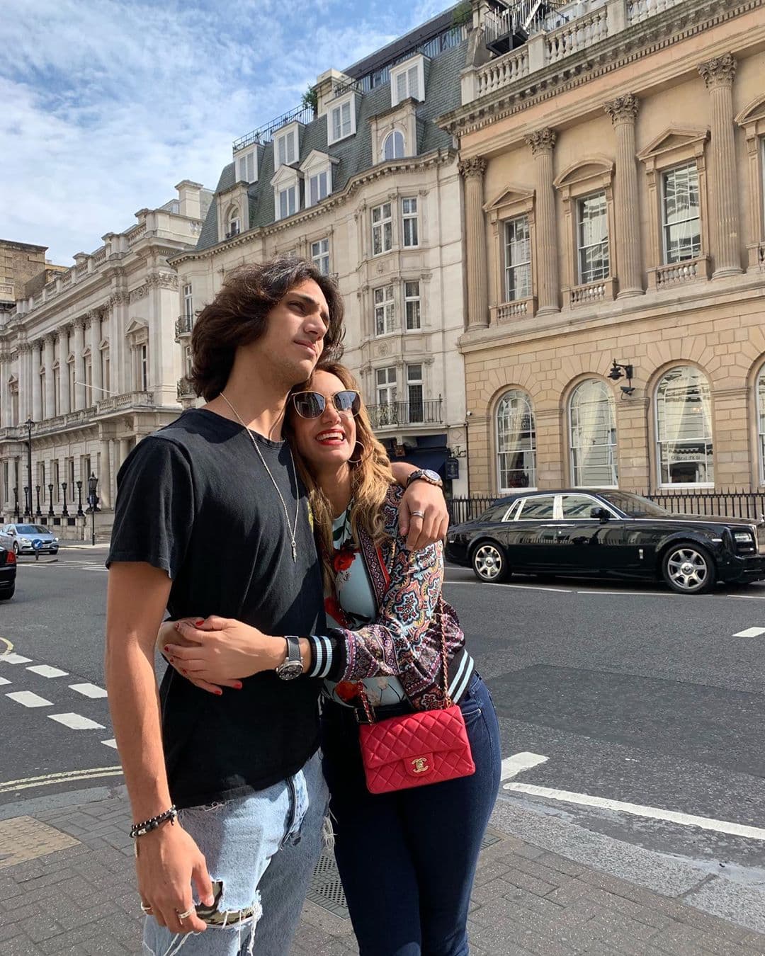 "¡Yo me aprovecho cada vez que lo tengo conmigo y lo abrazo mil veces!" dijo la orgullosa madre que lució contenta de vacacionar junto con sus dos hijos.