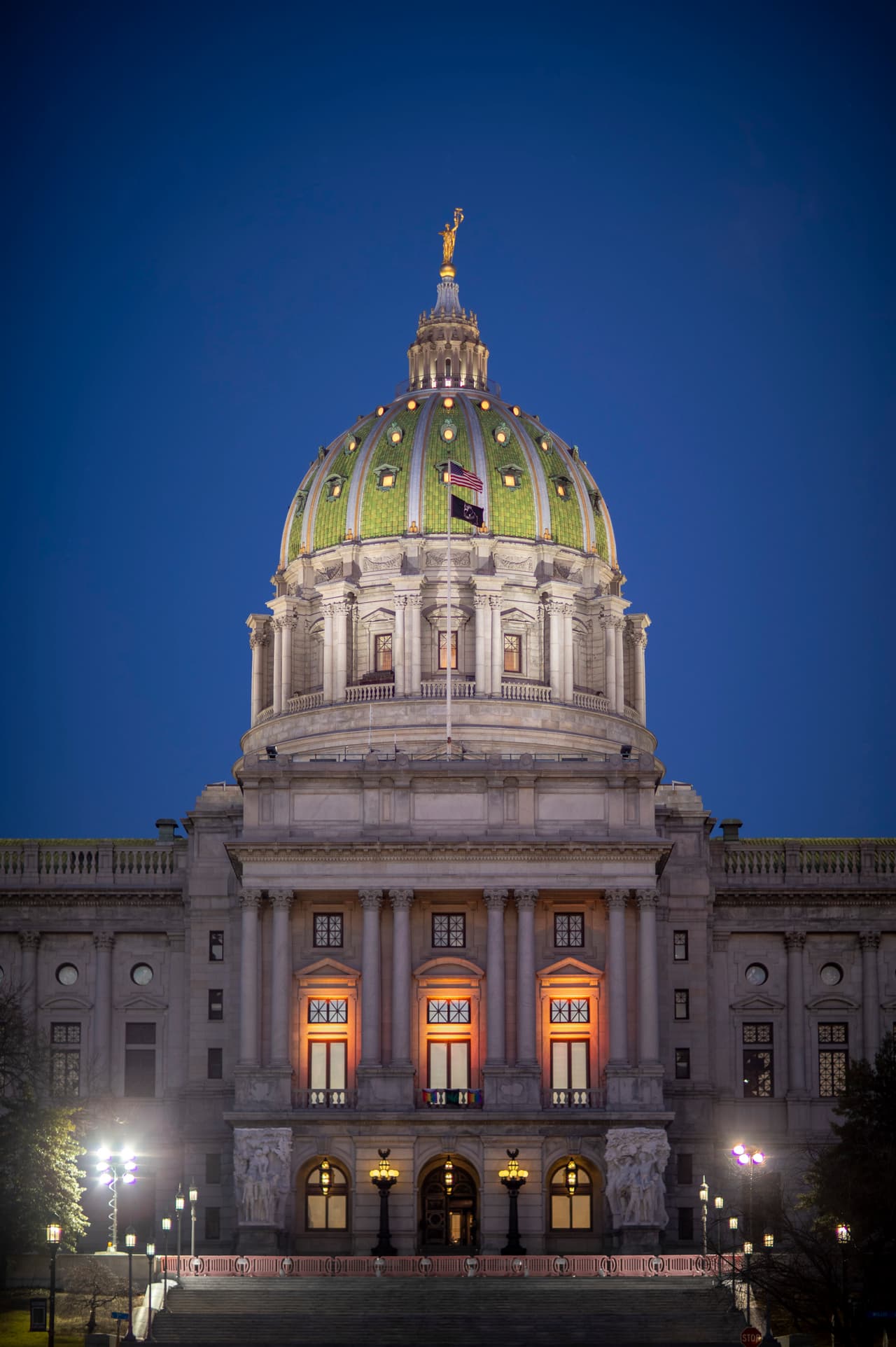 Se iluminaron puntos de referencia en todo el país en honor a las vidas perdidas en la pandemia. En
<a href="https://www.univision.com/local/philadelphia-wuvp/soldados-de-la-guardia-nacional-protegeran-el-capitolio-en-harrisburg-video">Harrisburg </a>el tributo se dio en el
<a href="https://www.univision.com/local/philadelphia-wuvp/harrisburg-se-prepara-para-manifestaciones-y-disturbios-previo-a-la-inauguracion-de-biden-video">Capitolio</a>.