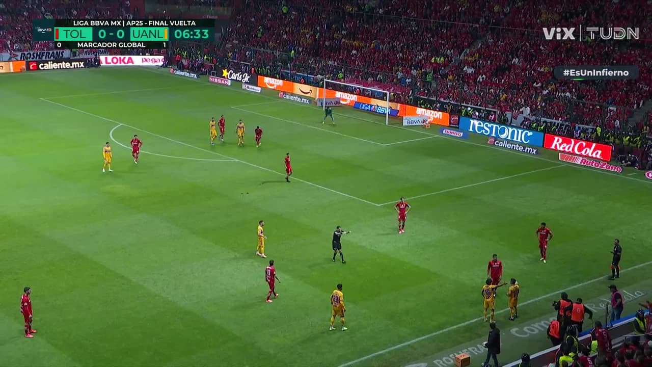 ¡Jesús Garza es impactado por un objeto lanzado desde la tribuna!