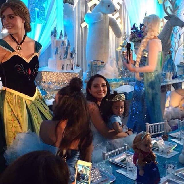 La nena se visitió como Elsa, hasta llevó una linda tiara.