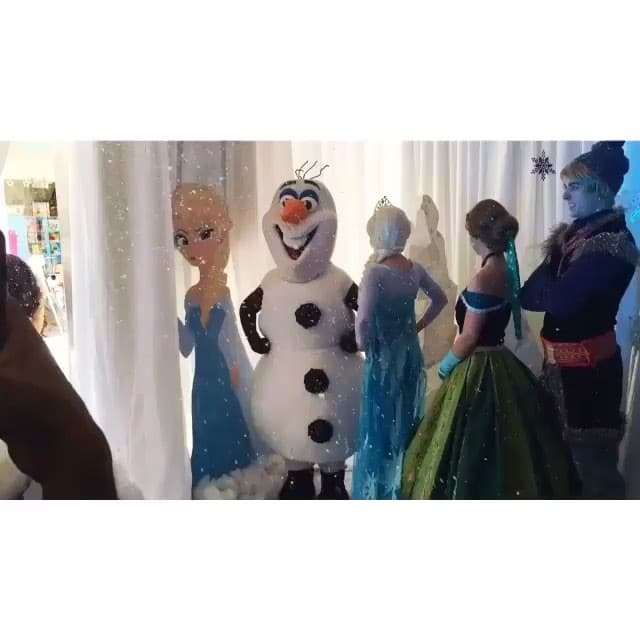 La nena fue recibida por los personajes de la cinta, Anna, Elsa y Olaf.