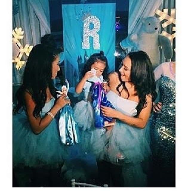 Recibió varias muñecas de regalo.