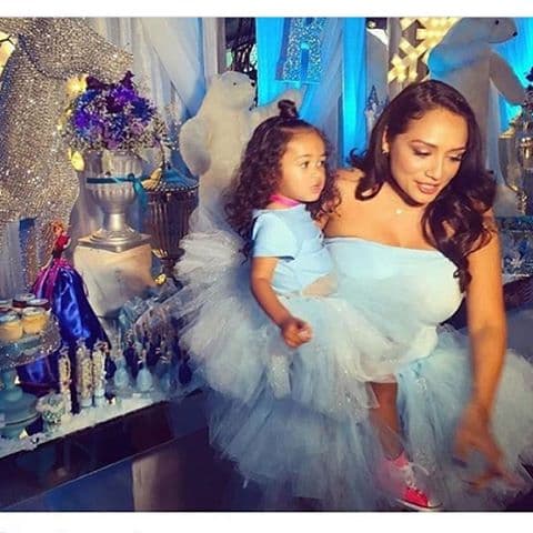 Su mami, Nia Guzmán, se encargó de ser la anfitriona.