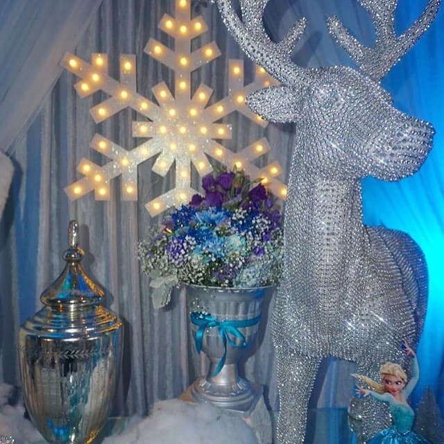 El lugar fue decorado con luces, flores y joyas, todo siguiendo la temática de la película infantil.