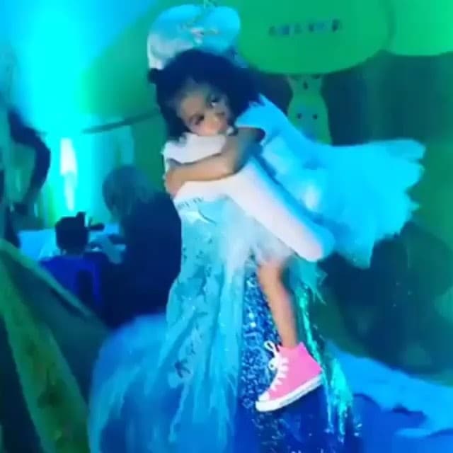 Royalty de inmediato se lanzó a los brazos de Elsa.