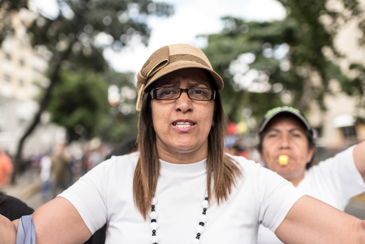 "No aguantamos mas, necesitamos vivir sin pensar qué vamos a comer el día de mañana", dijo por su parte Nela Garcia, una mujer del barrio de Cotiza. Algunos de los manifestantes lamentaban que ni con cinco salarios mínimos puede vivir una familia de 4 personas.