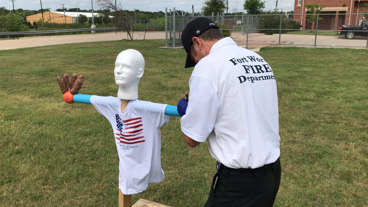 El Departamento de Bomberos de Fort Worth y oficiales de la ciudad mostraron lo que puede suceder si no toma precauciones con los fuegos artificiales este 4 de julio.