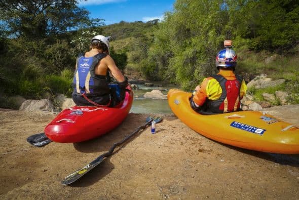 Joel Kowalski y Dane Jackson hacen un receso entre trechos durante el Primer Descenso Red Bull: Proyecto Michoacán, en Uruapan, MI, México, 2 de Diciembre, 2013.
