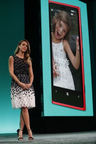 "Nokia está centrado exclusivamente en Windows Phone", dijo el consejero delegado de Microsoft, Steve Ballmer, quien mostró el esperado Nokia Lumia 920, la versión de gama más alta de los modelos con Windows Phone 8 que pondrá a la venta Nokia y que incluye una cámara de fotos y video con estabilizador óptico.