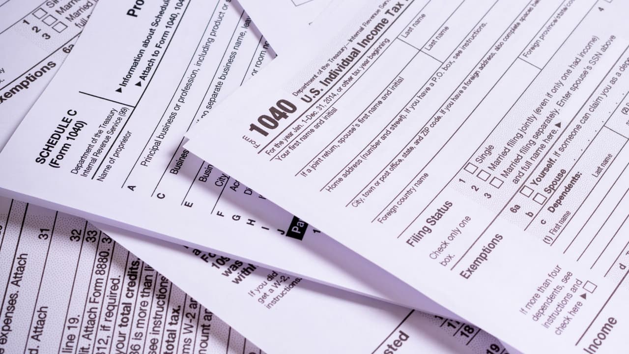 <b>Claves para la temporada de impuestos 2025: Cambios que pueden beneficiarte 💰</b>
<br>La temporada de impuestos de 2025 ya está aquí, y con ella vienen importantes cambios que podrían beneficiarte, especialmente si tienes hijos o trabajas en plataformas digitales. El 
<a href="https://www.irs.gov/es" target="_blank">Servicio de Rentas Internas (IRS)</a> ha anunciado ajustes anuales pensados en aliviar el impacto de la inflación en los contribuyentes. 
<br>Aquí te contamos lo que debes saber para prepararte 🗂️