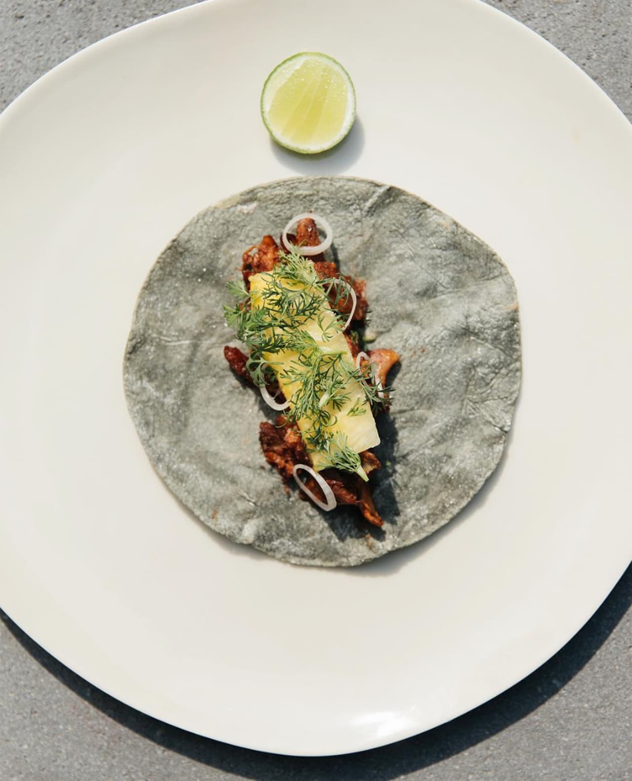 <b>Puesto 12: Pujol,</b> en
<b> </b>Ciudad de México. Estilo de comida: alta cocina mexicana. El famoso chef Enrique Olvera demuestra que los sabores rústicos mexicanos merecen tanta atención como cualquier otra alta cocina del mundo. Ofrece platos refinados y elegantes construidos con ingredientes indígenas que 
<a href="https://www.instagram.com/p/BikWTdSHmJw/?utm_source=ig_web_copy_link">rinden homenaje a la rica historia culinaria de México. </a>