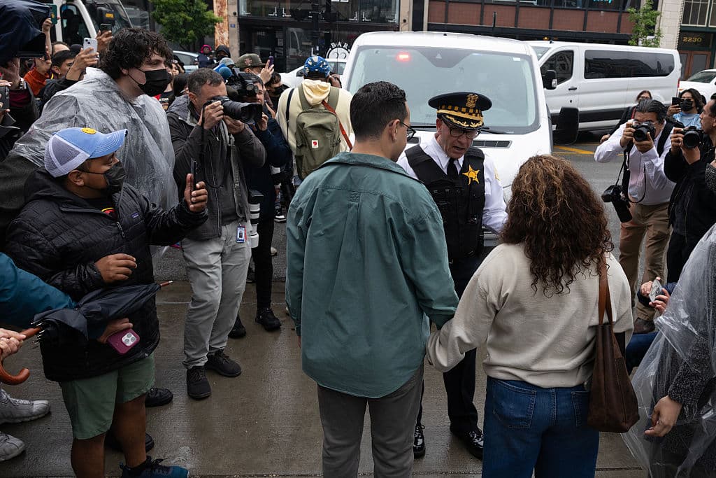 El gobernador J.B. Pritzker defendió la actuación de la policía de Chicago. Recordó que "cuando el ICE participa en redadas como esta, si existe una orden judicial para arrestar a alguien, es absolutamente apropiado que intervenga".