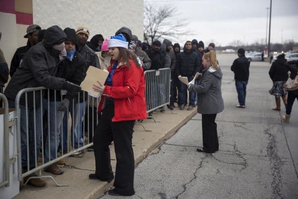 Empleados y clientes afuera de una sucursal de Best Buy en Indiana.