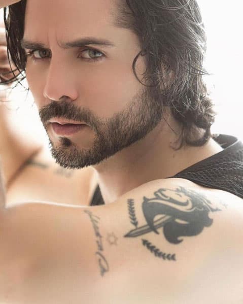 No importa si tiene el cabello largo o corto, con barba o sin barba, siempre se ve guapísimo.