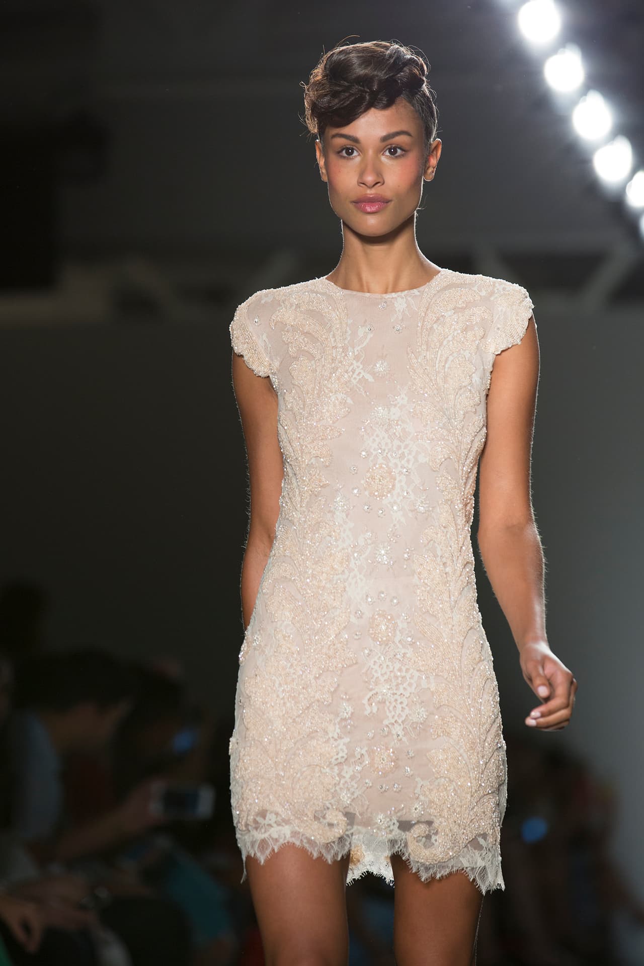 Checa más imágenes de esta colección llena de elegancia y belleza única. Diseñadora Stella Nolasco. NYFW, Spring/Summer 2016 - 09/16/2015