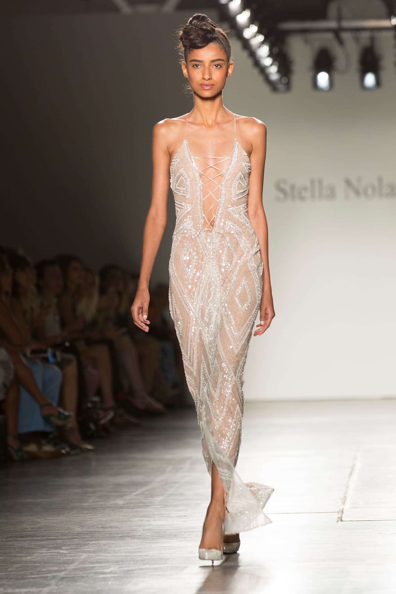 Stella ha dicho en numerosas ocasiones que su inspiración es Artemisia Gentileschi, una de las primeras pintoras reconocidas del siglo XV. Diseñadora Stella Nolasco. NYFW, Spring/Summer 2016 - 09/16/2015