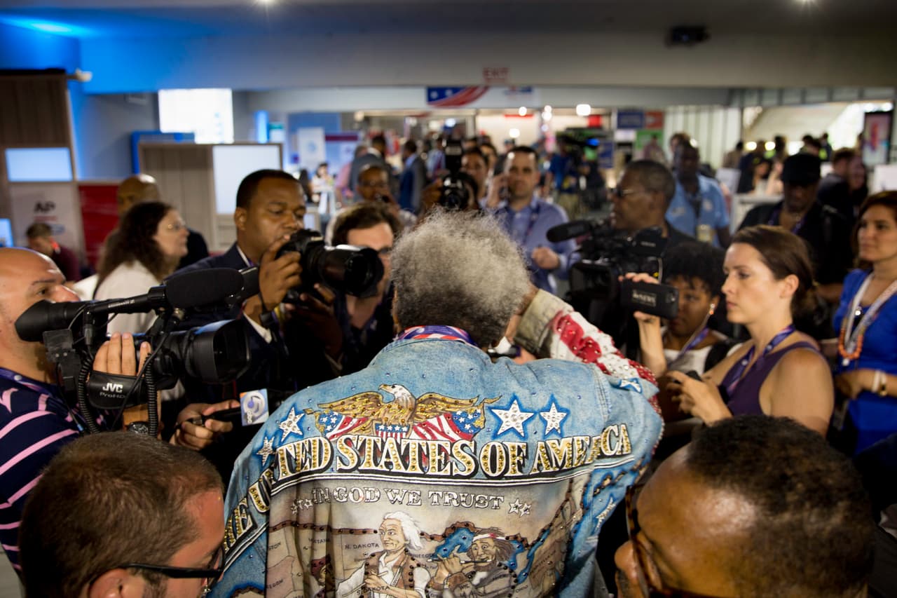 LUNES 18 DE JULIO. 7:13 PM. Don king, el legendario promotor de boxeo manifiesta su apoyo a la candidatura de Donald Trump. Es abordado por los periodistas en el área de prensa del "Q".