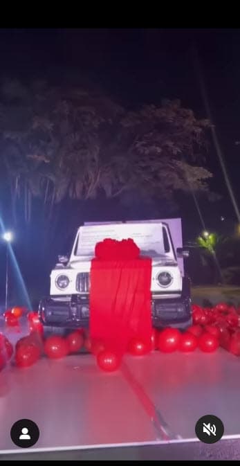 Sin embargo, la exclusiva camioneta no fue el único regalo que él le hizo desde la cárcel.
<br>