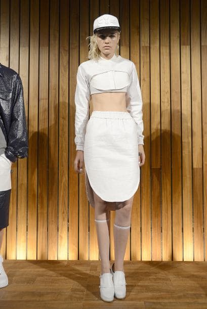 ¡Pero solo con la visera hacia delante! Honestamente, usarlas al revés no es tan cool como muchos piensan.