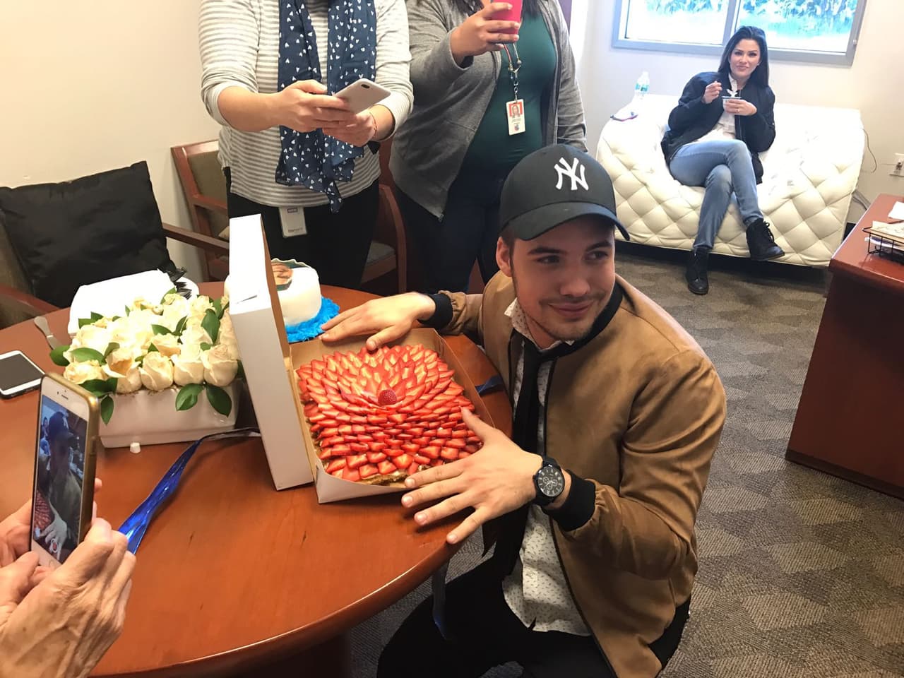 Detrás de Cámaras partimos otro pastel de cumpleaños para William ¡Felicidades!