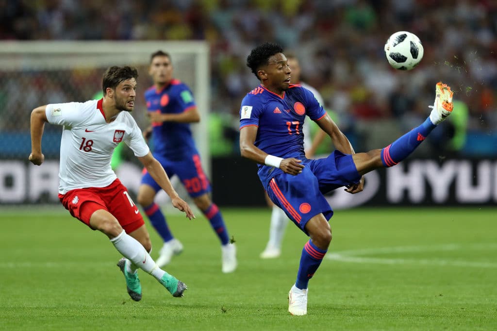 En la gráfica Johan Mojica (17) de la selección colombiana, ante la celosa marca de Bartosz Bereszynski. Nadie cedía espacios, cada rincón estaba muy copado en un juego intenso.