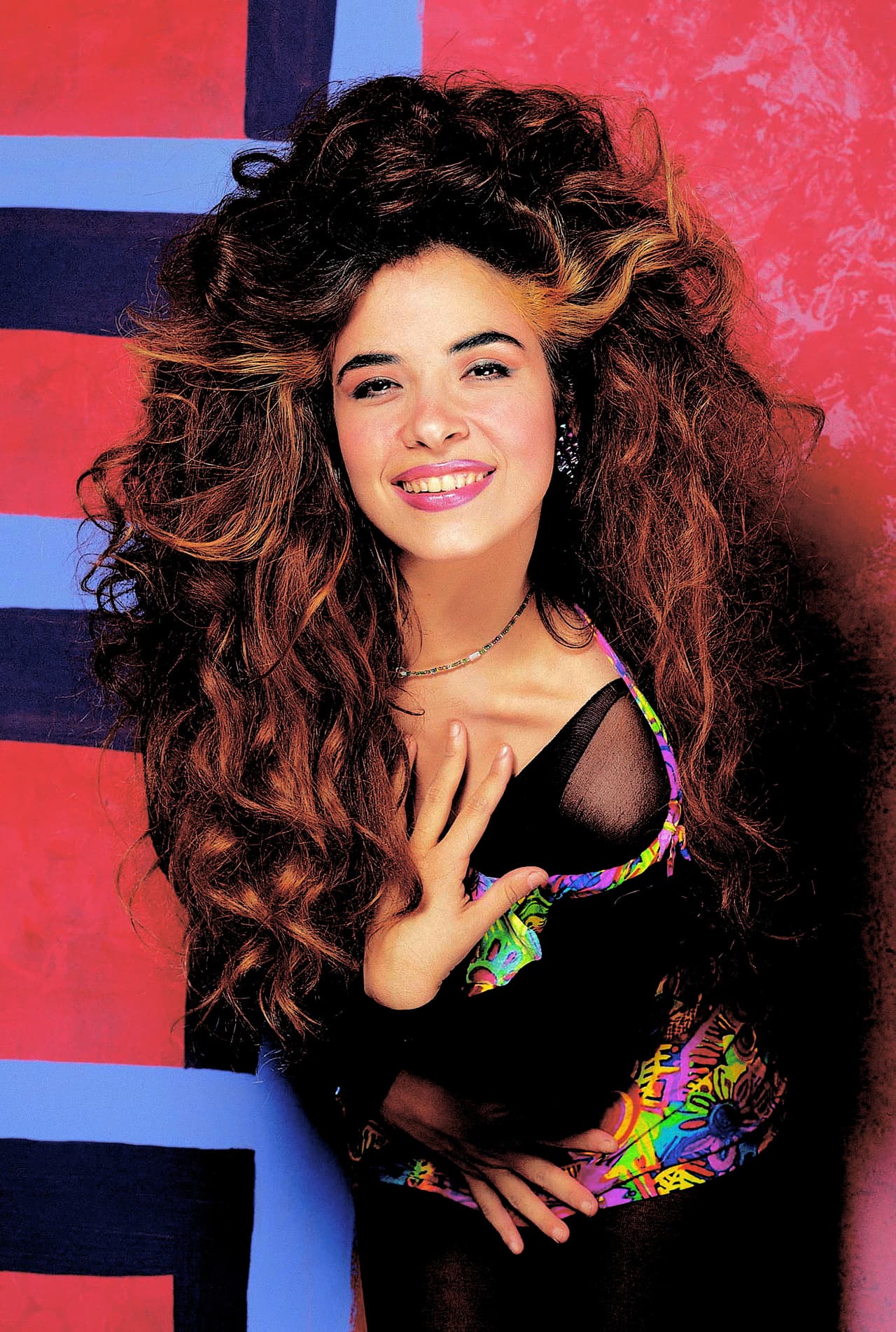 Sus atuendos eran característicos, en especial los de sus éxitos de la década de 1990. Aquí, en la promoción de 'Ojos cerrados', 1992.