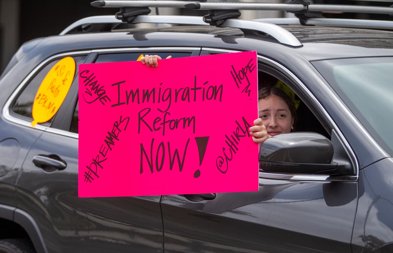 “Reforma migratoria ahora”, uno de los mensajes vistos en la celebración de los jóvenes cerca del parque MacArthur, en Los Ángeles, California.