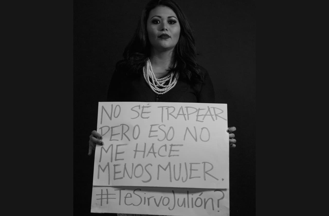 Tras confesar que le gustan las mujeres que sepan trapear se ha iniciado una campaña contra Julión Álvarez en las redes con el hashtag ¿#TeSirvoJulión?