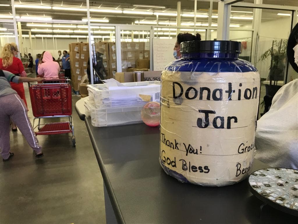 Muchos han perdido sus trabajos, no les alcanza el dinero y aquí sin ningún requisito pueden llevar comida a la casa.
<br>