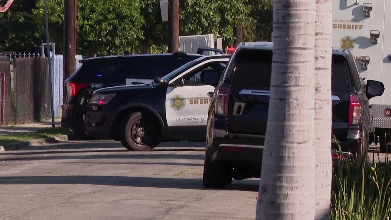 Hallan aparentes explosivos en ático de casa en Compton; evacúan vecindario sin heridos