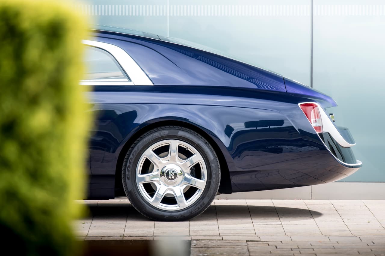 El cuarto trasero del Rolls-Royce Sweptail luce pesado e imponente y también muy elegante.