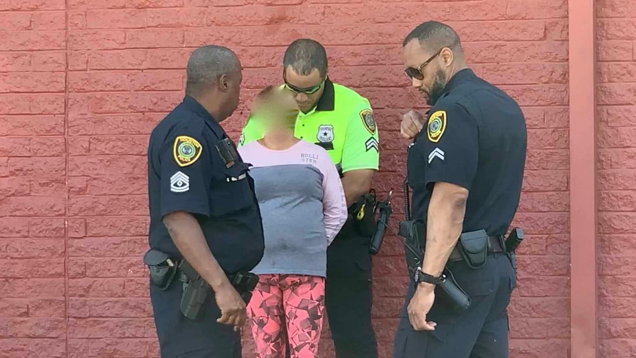 Fuera de esta tienda de conveniencia los oficiales arrestaron a una mujer, quien al parecer estaba tomando cerveza acompañada de otros hombres.