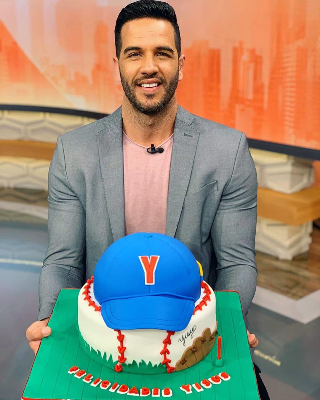 No hubo abrazos o besitos, pero sí mucho amor para nuestro Yisus por su cumpleaños, y este artístico y rico pastel.