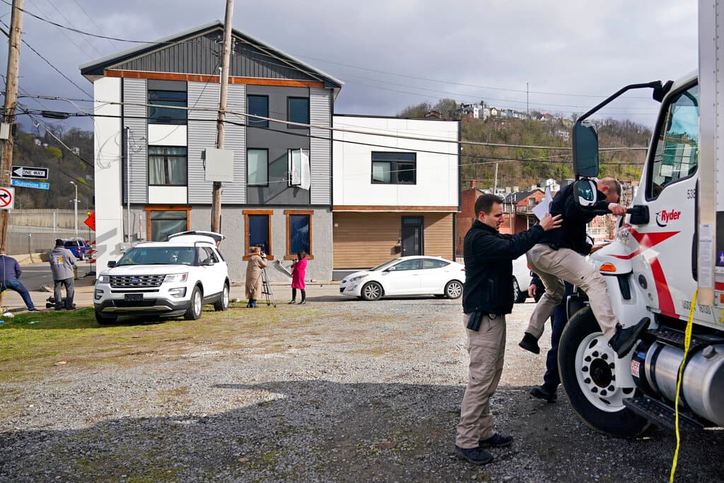 Una persona que aún no ha sido identificada alquiló en Airbnb esta residencia, en el 800 de Suismon Street con la avenida Madison, en East Allegheny, Pittsburgh. Allí se celebró una fiesta, el sábado 16 de abril, donde la policía estima que había cerca de 200 personas, la mayoría de ellas, menores de edad.